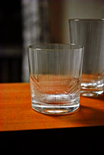 Lade das Bild in den Galerie-Viewer, SANSIBAR - klares Glas, Whiskybecher 99 mm, Linienschliff
