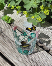Lade das Bild in den Galerie-Viewer, INSECTS - klar, Becher 107 mm, Emaille Malerei mit Hummeln

