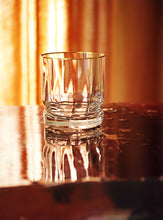 Lade das Bild in den Galerie-Viewer, DELPHI Whisky Becher 99 mm - klares Glas, Flächenschliff, Kerbschliff, Goldrand
