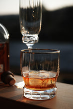 Lade das Bild in den Galerie-Viewer, DELPHI Whisky Becher 99 mm (rundlich) - klares Glas, Flächenschliff, Eckenschliff, Goldrand
